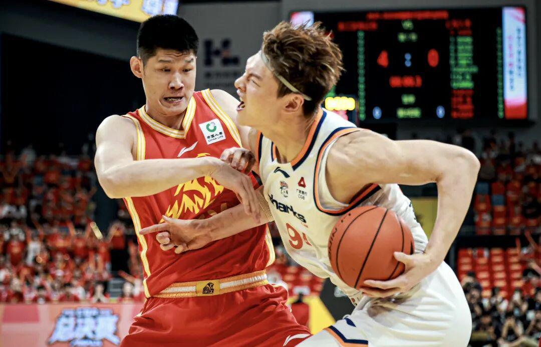 九游娱乐app下载-随着上海男篮不敌浙江广厦，大比分扳成3-1，胡金秋高效发挥，孙铭徽遭弃用，上海男篮古德温低迷